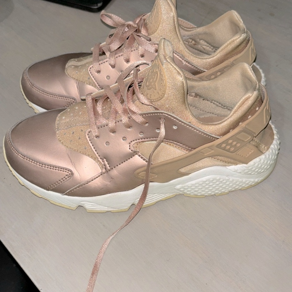 Nike huaraches size 9.5 rose gold